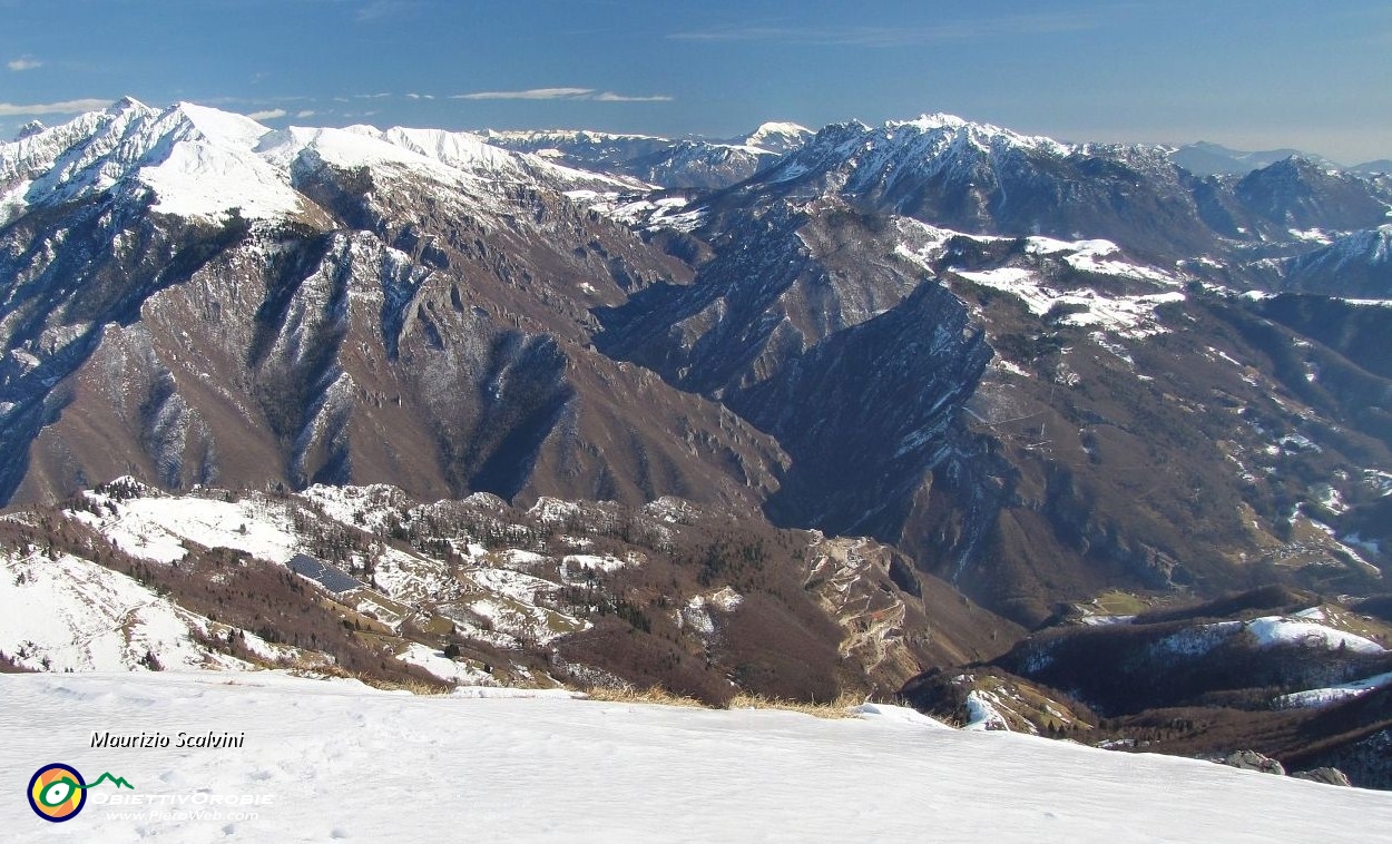 27 Panorama verso la zona Menna, Arera, Alben....JPG